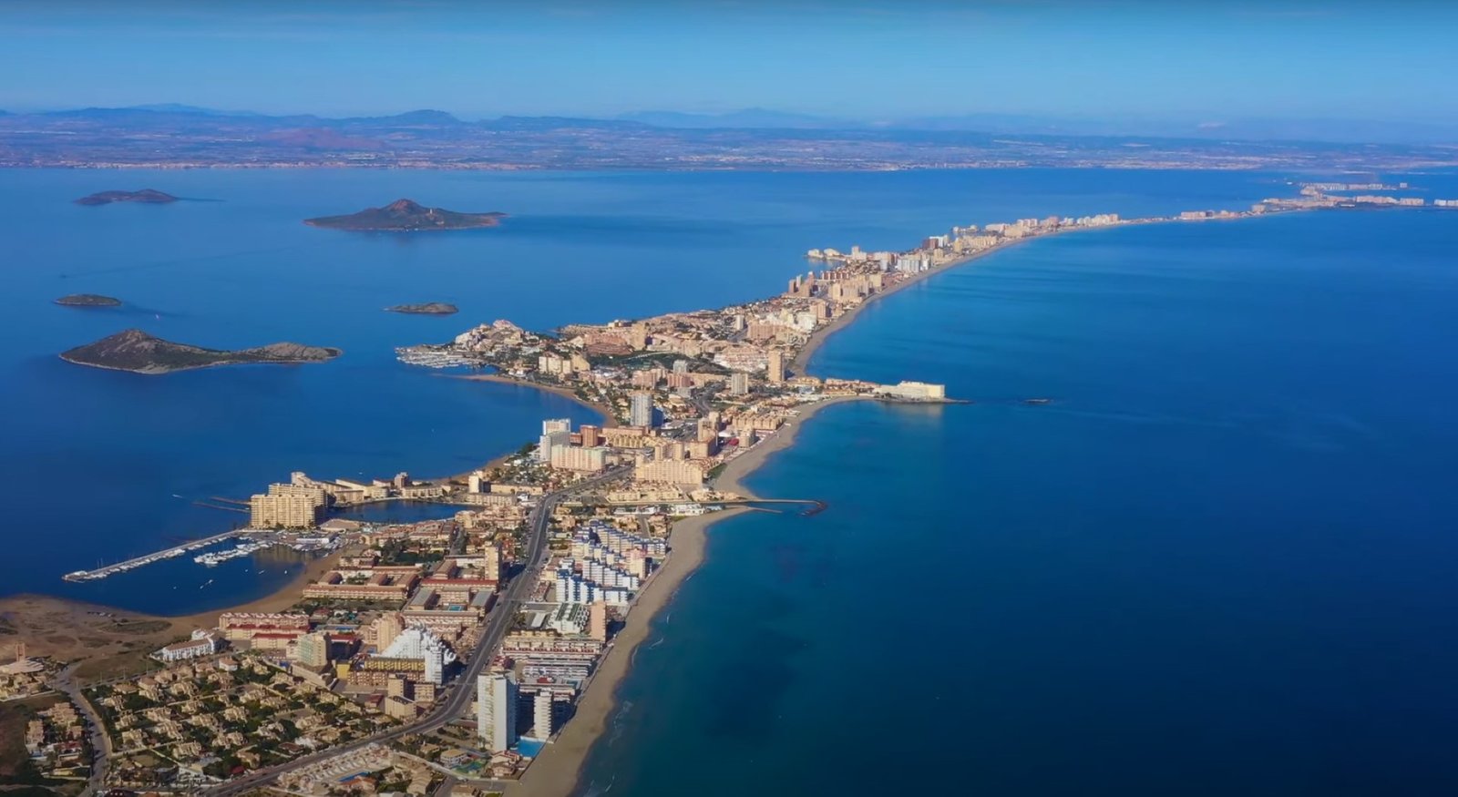 Vista aérea de La Manga: el Mar Menor a un lado y el Mediterráneo al otro